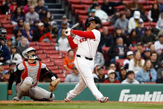 Rafaeldeversswingingbaseballbat-ezgif.com-webp-to-jpg-converter